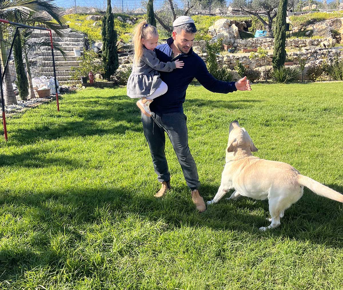 כלב טיפולי עם אבא וילדה