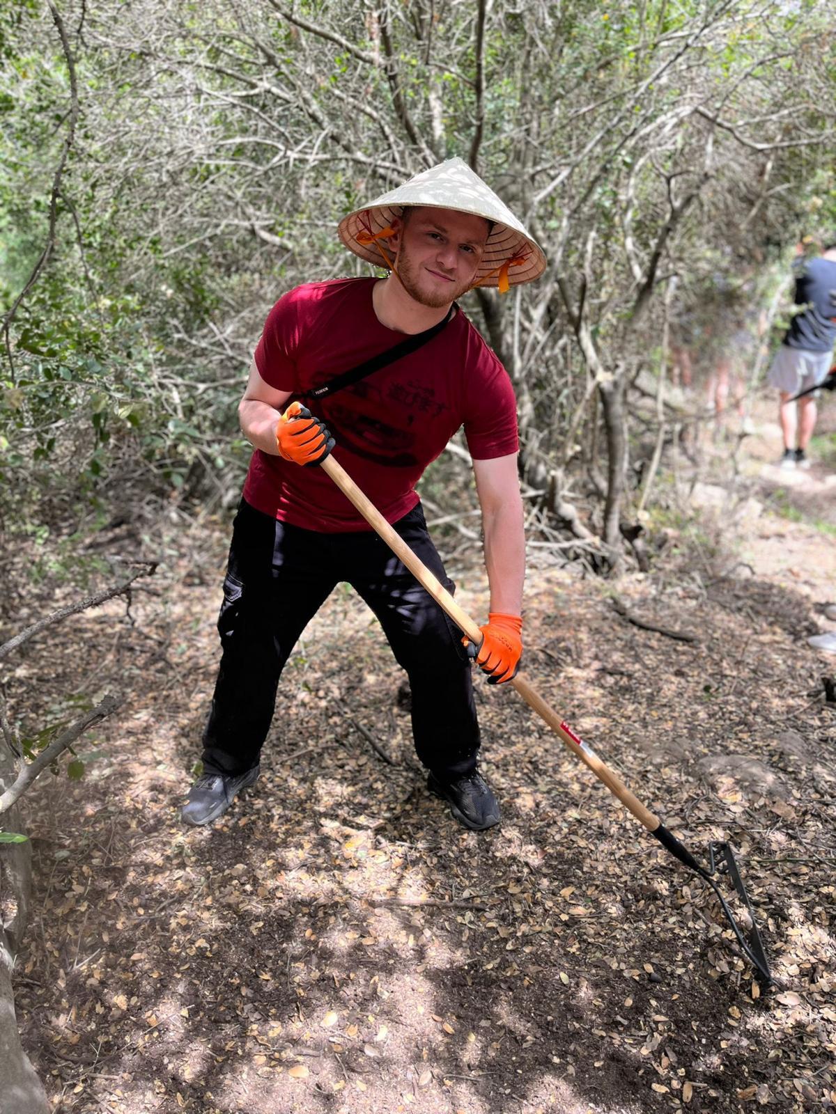 אתרי הנצחה שביל תומר, בחור עם מעדר עודר את האדמה
